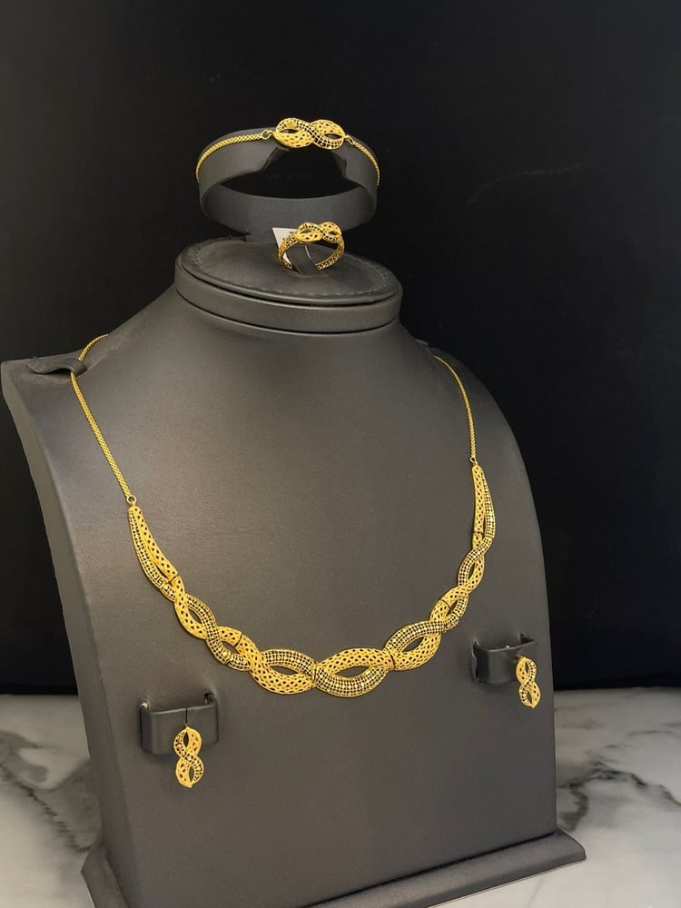 The braided set in 21-karat gold, luxurious and distinctive. The ring size is 17, weight 13.17 grams.