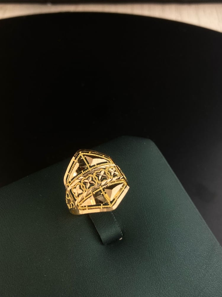 Wide luxurious and distinctive ring for gifts 21-karat gold weight 2.19 size 24 Gate.4