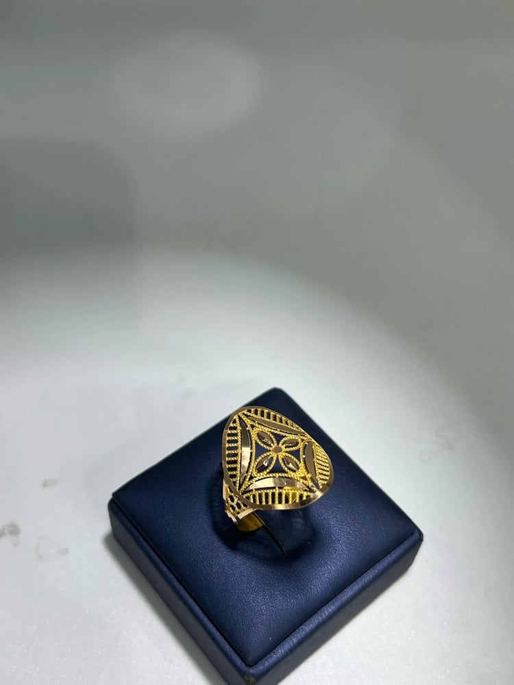 Wide luxurious and distinctive ring for gifts 21-karat gold size 24 Gate.5