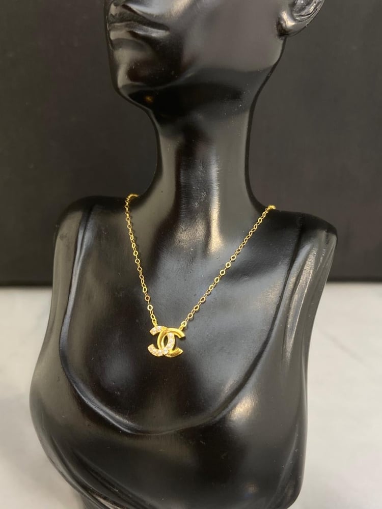 Soft and elegant gift box for 21-karat gold.