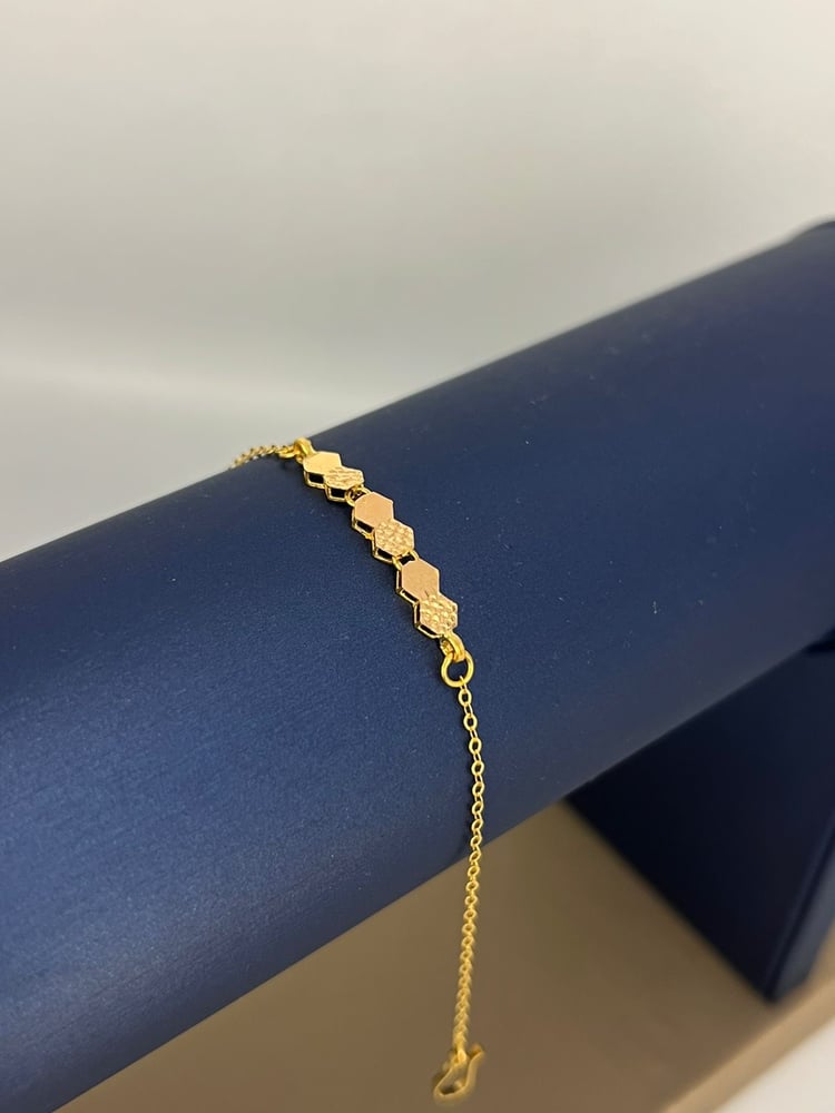 Shumaya bracelet, 21-karat gold, luxurious and distinctive, weight 1.52, Bawaba branch.