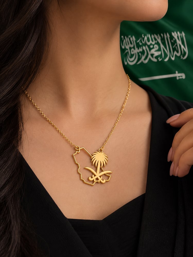 قلادة الوطن ذهب عيار 21 تصميم يجمع خريطة المملكة مع النخلة والسيفين بلمسة فاخرة وزن 1.11 جرام