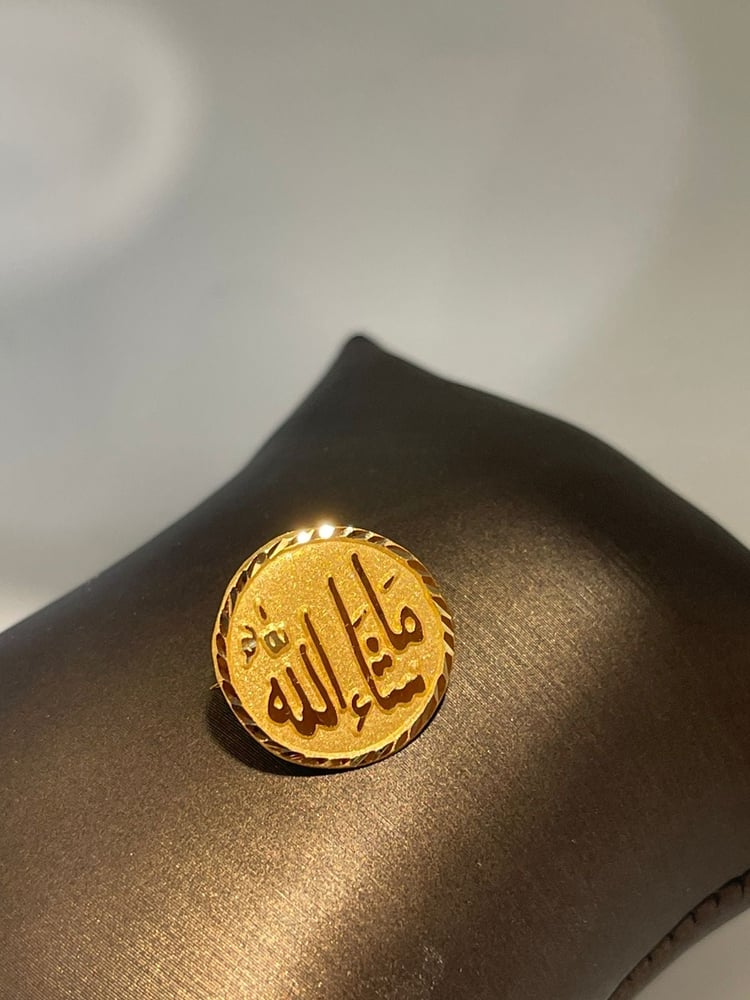Beautiful 21-karat gold brooch, luxurious and elegant