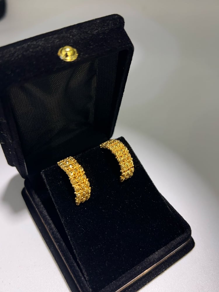 The Duriqa ring is luxurious and distinctive, 21-karat gold, Gate.5