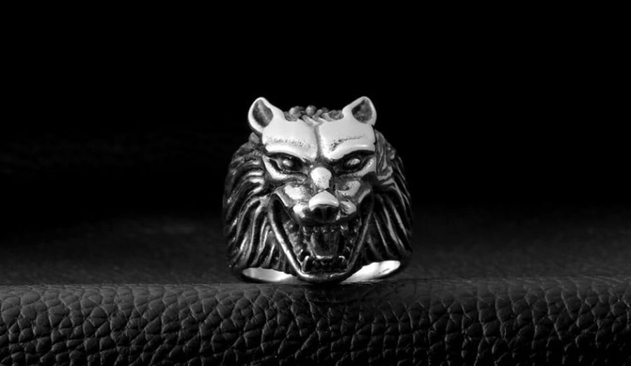 Men's ring in the shape of a wolf's head, silver color