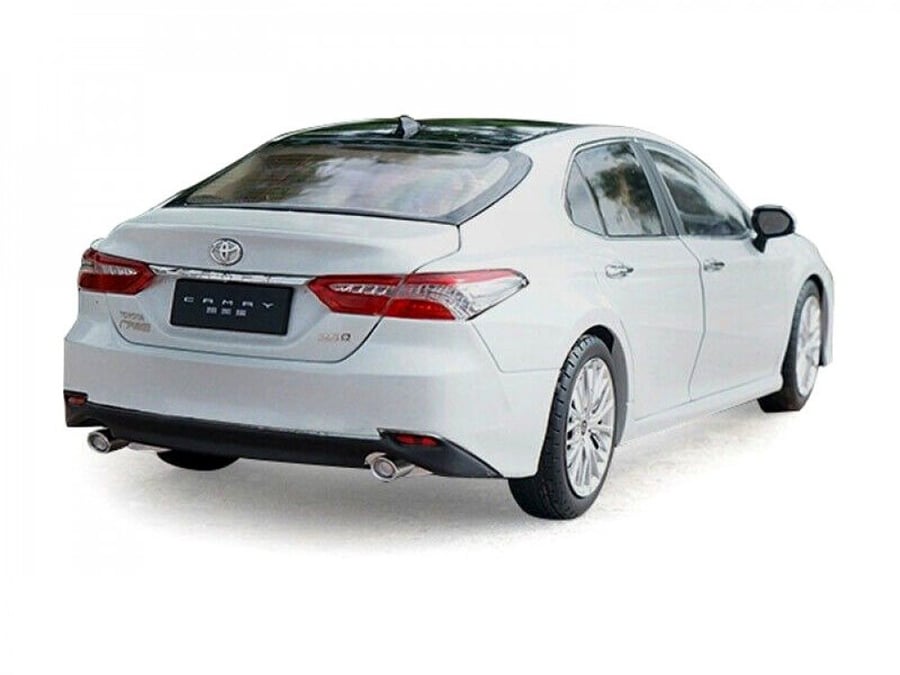 Toyota Camry 8th Generation White 1:18 Diecast Car Model