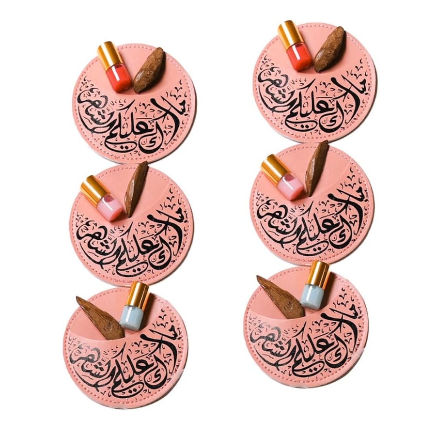 توزيعات جلدية مسك وعود بعبارة مبارك عليكم الشهر ( 6 حبات - نصف درزن )