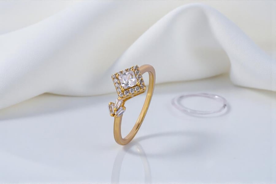 A soft women's set that combines elegant sophistication and luxurious simplicity, made of genuine 925 sterling silver and plated with 21-karat gold.