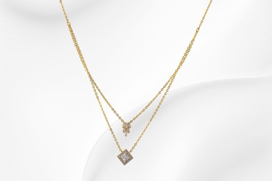 A soft women's set that combines elegant sophistication and luxurious simplicity, made of genuine 925 sterling silver and plated with 21-karat gold.