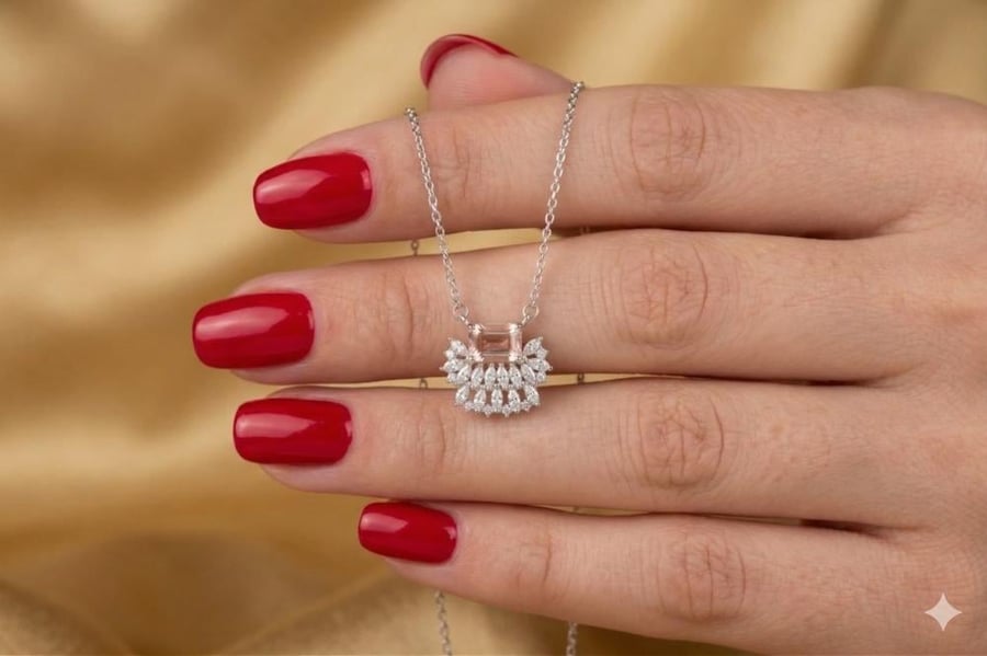 Silver 925 pendant with a royal design and a luxurious square stone
