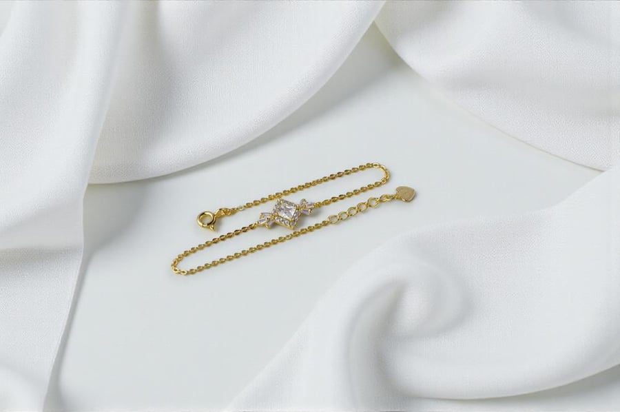 A soft women's set that combines elegant sophistication and luxurious simplicity, made of genuine 925 sterling silver and plated with 21-karat gold.