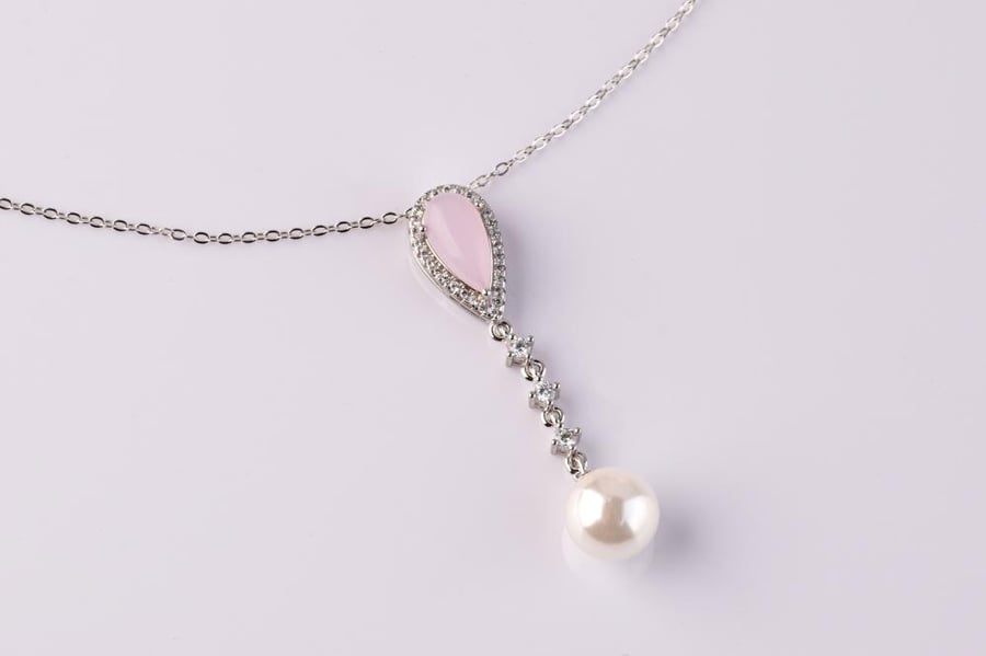 Rhodium-plated pendant... the delicacy of pink and the charm of pearl