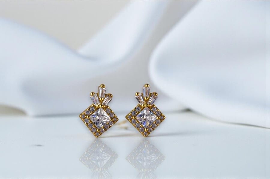 A soft women's set that combines elegant sophistication and luxurious simplicity, made of genuine 925 sterling silver and plated with 21-karat gold.