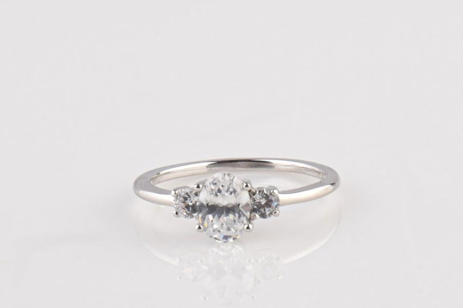 925 silver ring soft with feminine design and shiny stone
