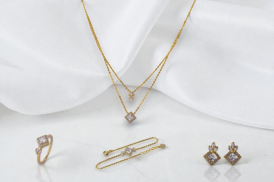 A soft women's set that combines elegant sophistication and luxurious simplicity, made of genuine 925 sterling silver and plated with 21-karat gold.