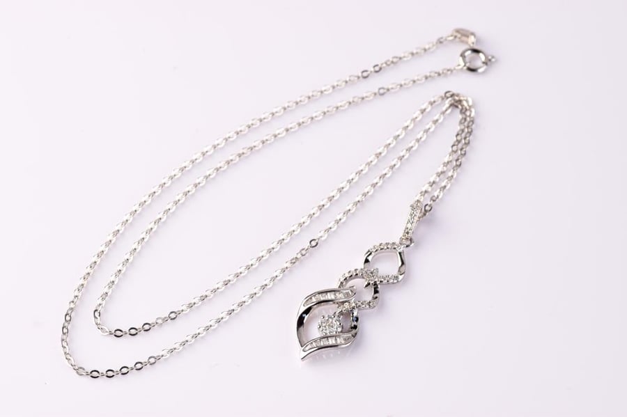 Women's silver pendant 925 karat plated with rhodium with an elegant design and luxurious shine