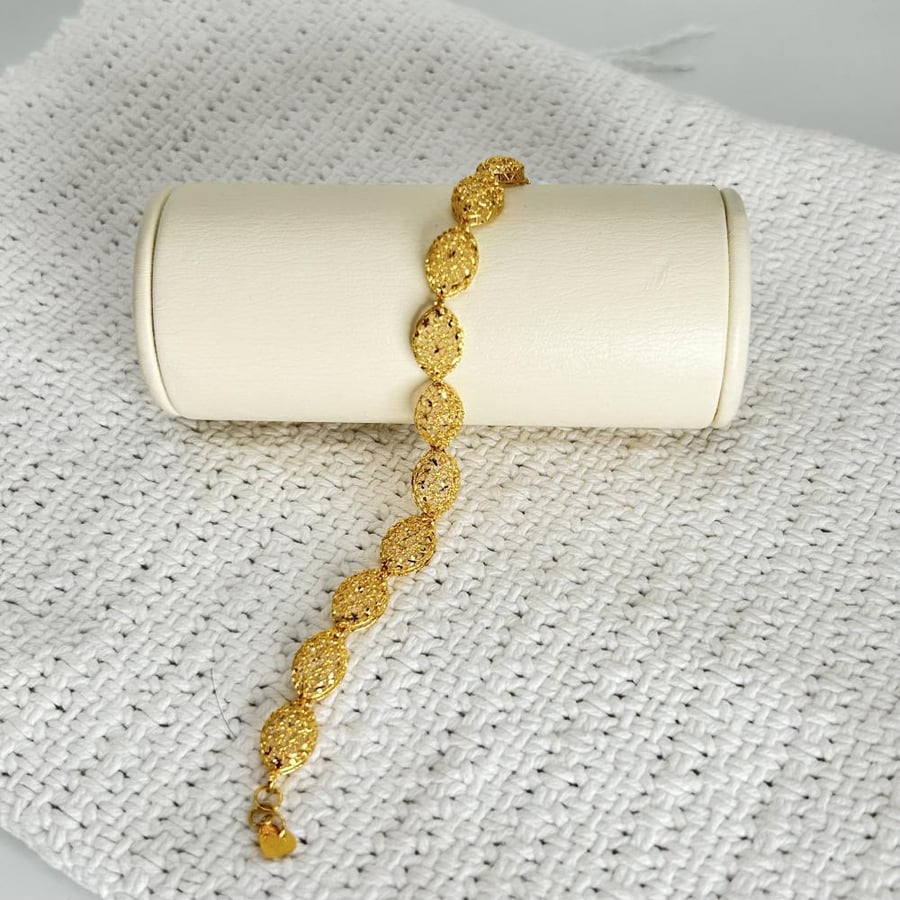 21 carat gold bracelet, weight 8.50 grams