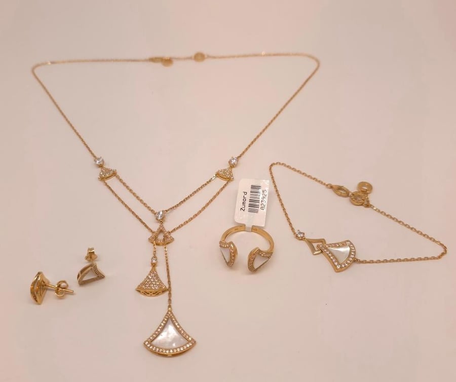 18-karat gold set, weighing 23.29 grams