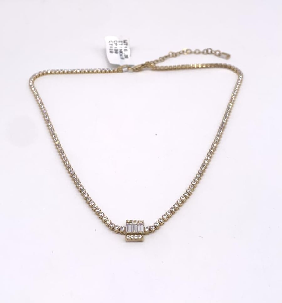 18-karat gold necklace, weighing 6.36 grams