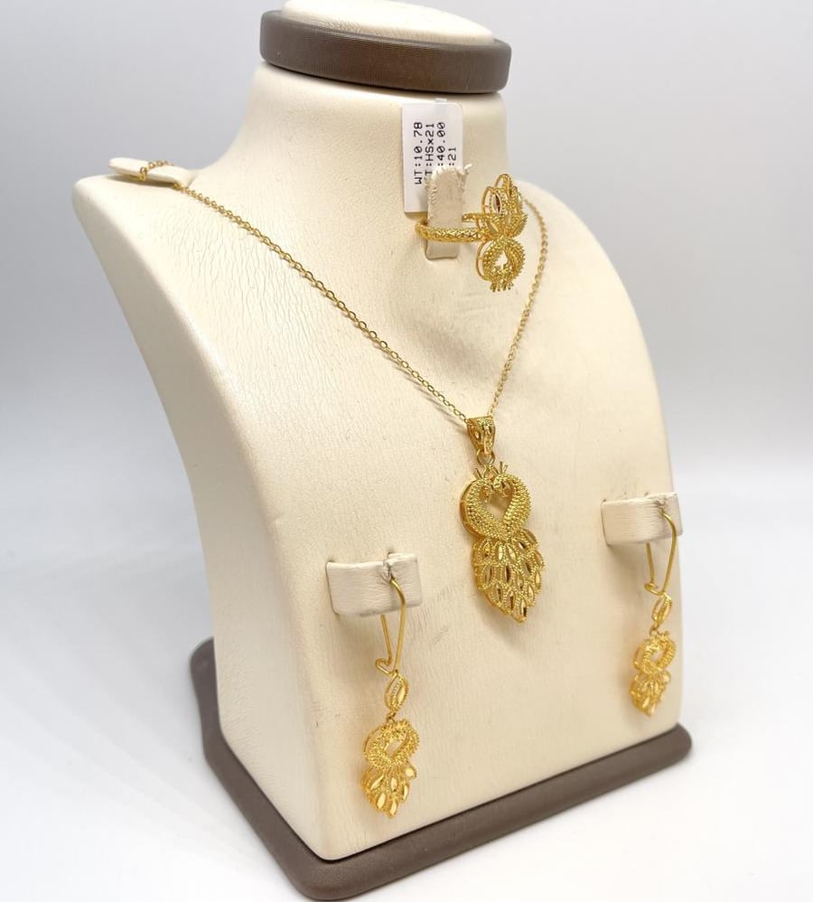 Half set of 21 karat yellow gold, weight 11.98 grams