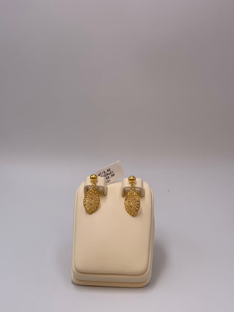 21 karat gold earring, weight 3.02 grams