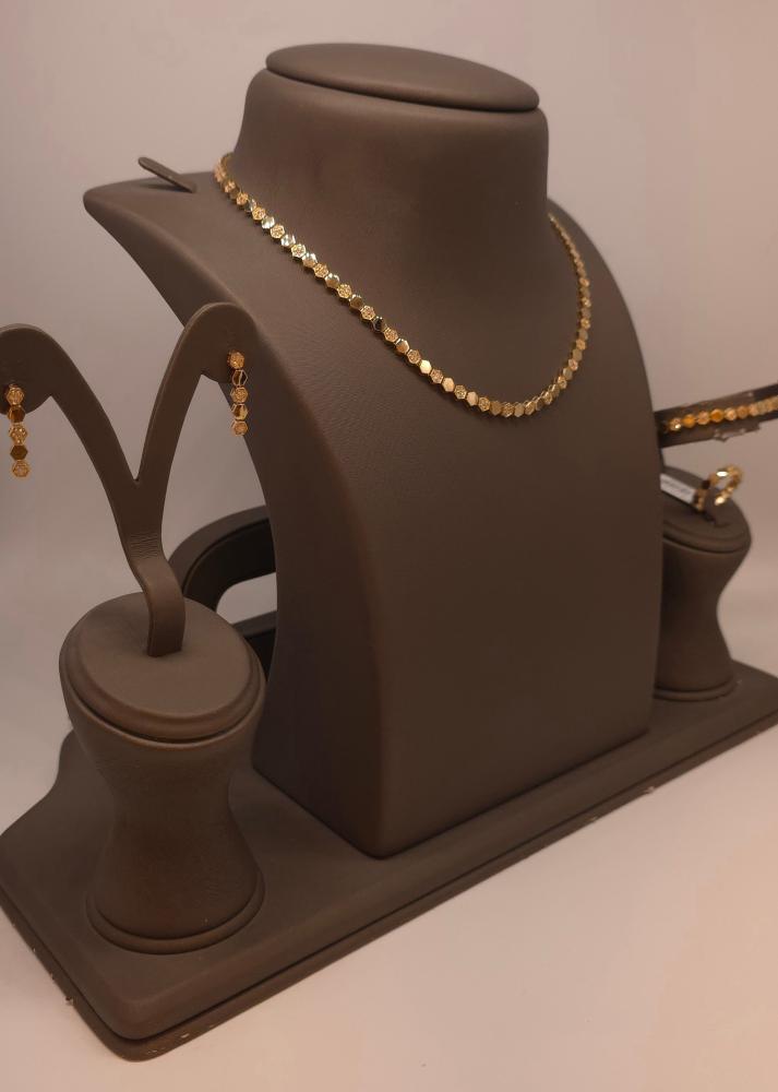 18-karat gold set, weighing 27.64 grams