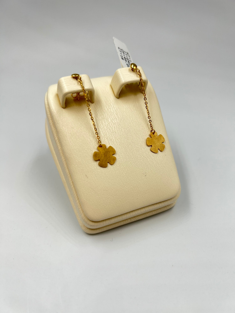 18 karat gold earring, weight 1.84