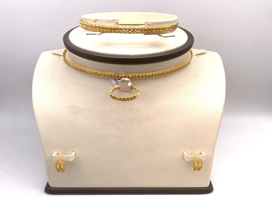 21-karat gold set, weighing 31.53 grams
