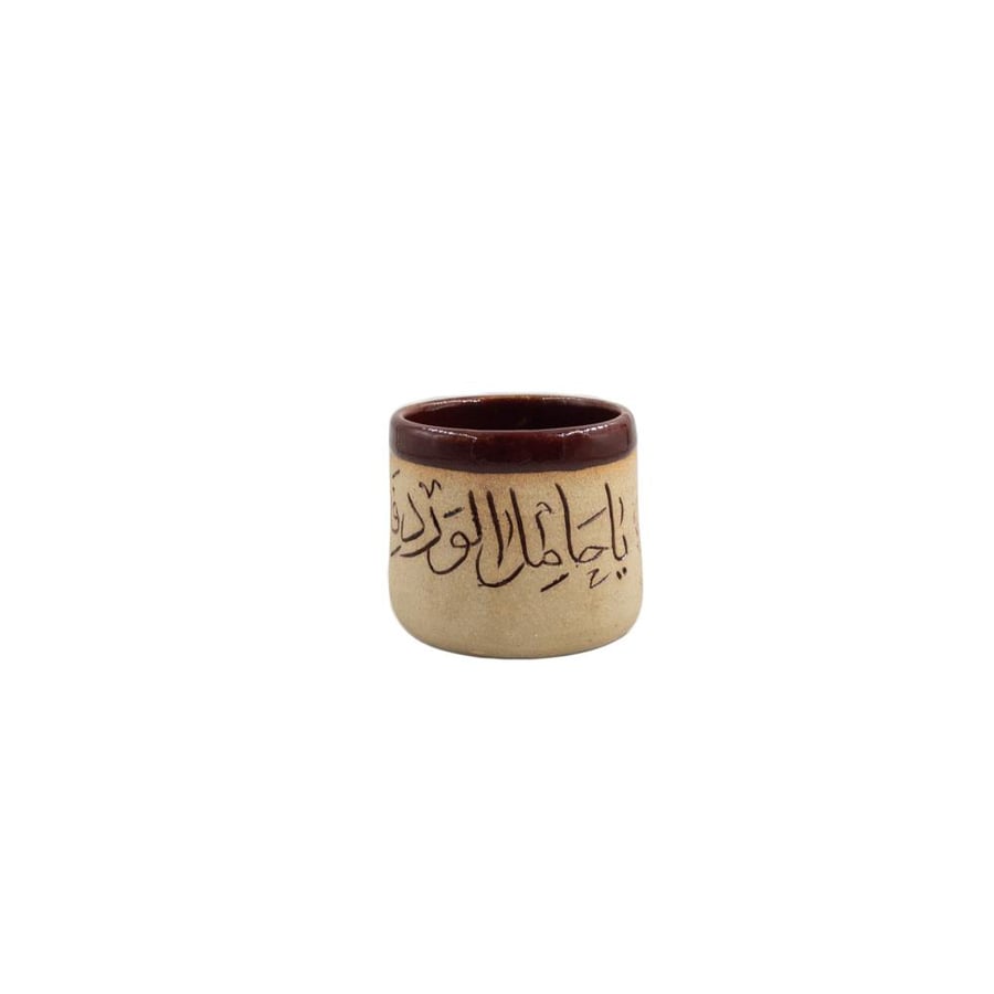 كوب فخار نقش عربي يدوي بطلاء عنابي