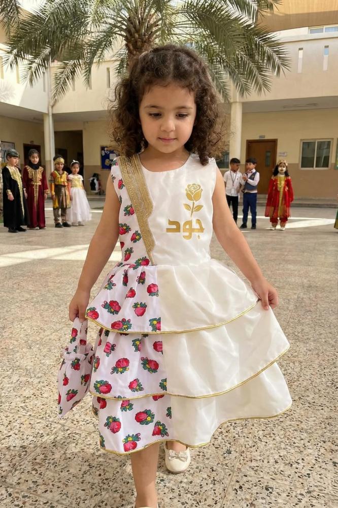 فستان شالكي ابيض وردي بناتي بتصميم تراثي أنيق لرمضان