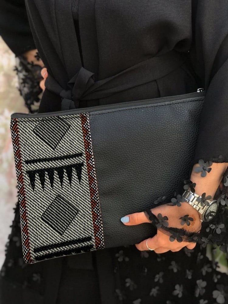 شنطة باوتش جلد أسود مع سدو فاخر من متجر الشرق النادر للمشاريع