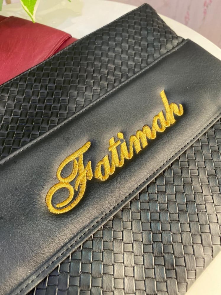 تفاصيل الجلد المحبب الرمادي لشنطة باوتش سادة للتطريز