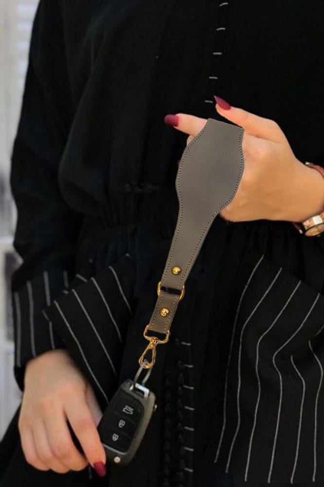 ميدالية مفاتيح جلد رصاصي ناعم سادة جاهزة للطباعة والتصميم
