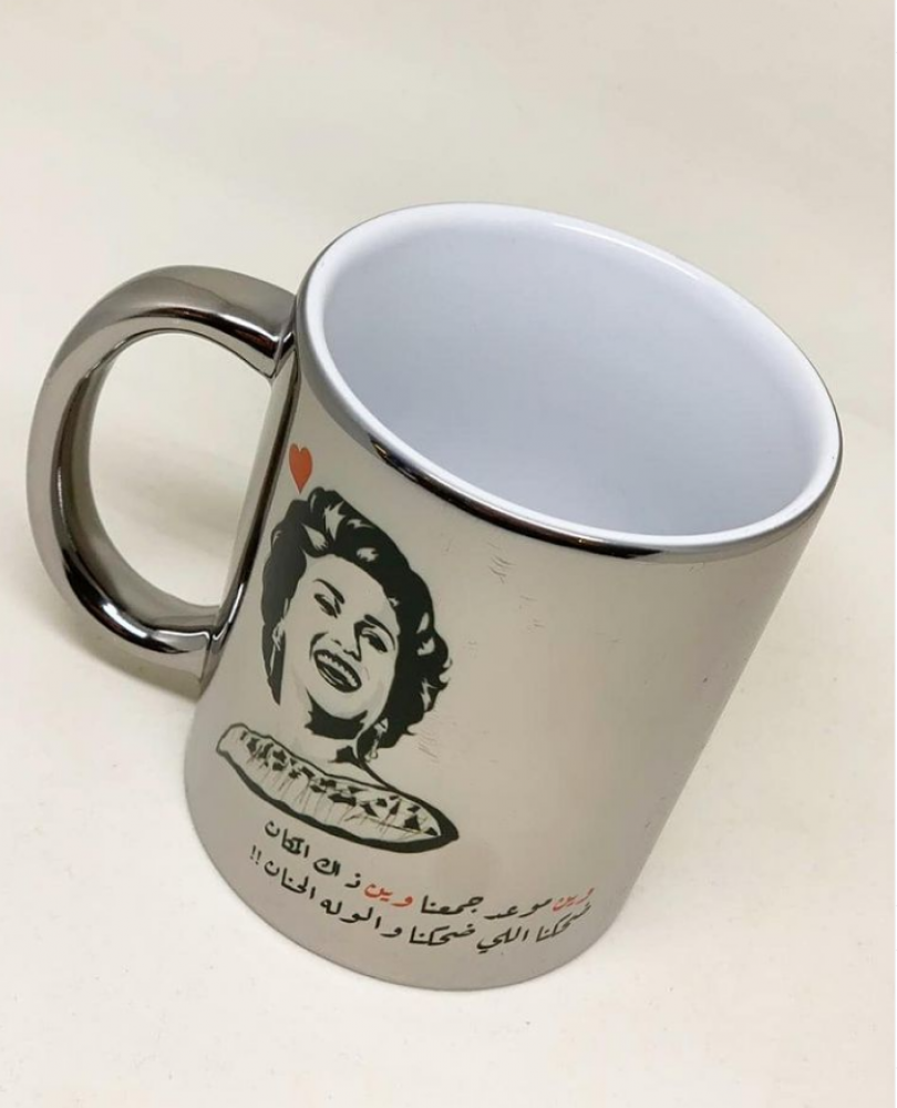 نتيجة الطباعة على كوب فضي مرايا توضح دقة الألوان وتأثير المعدن