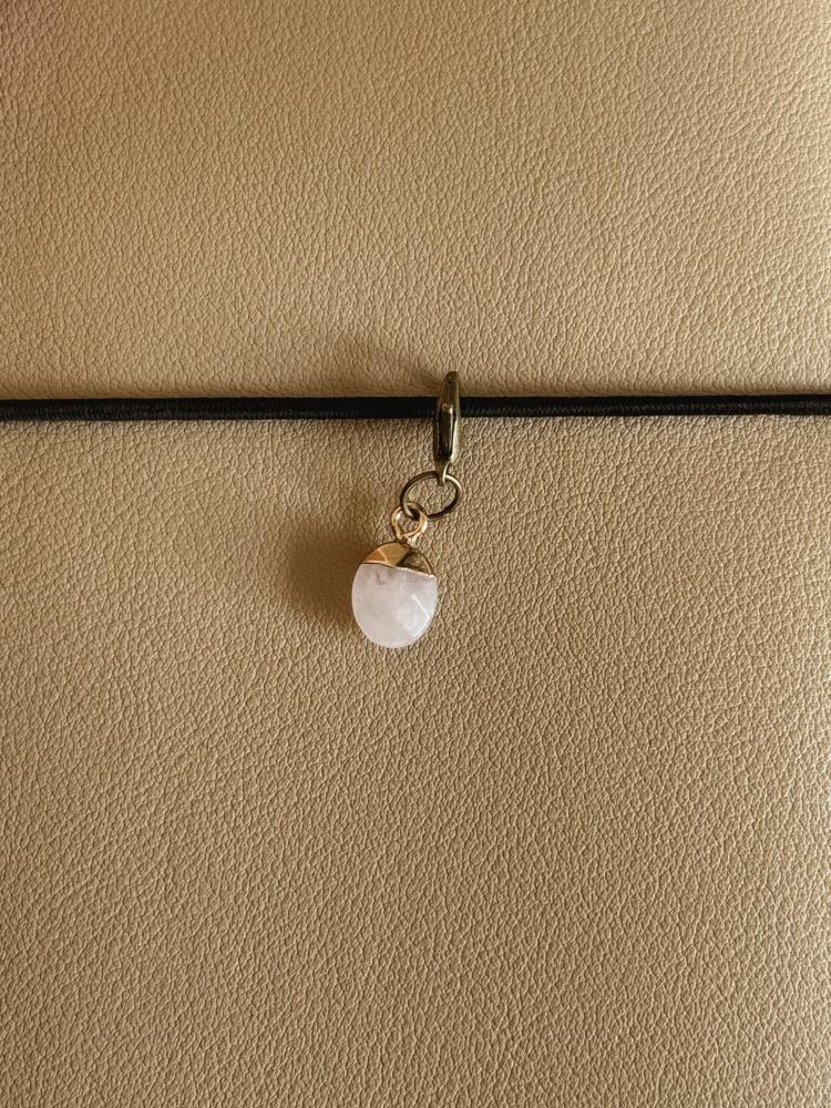 Medal in the shape of a pink stone
