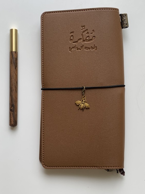 ميدالية بشكل نحلة