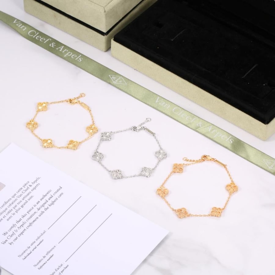 Van Cleef Mini bracelet with 5 roses