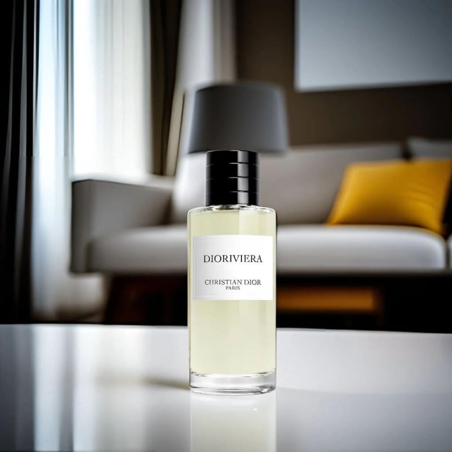 لا كول نوار – أو دو بارفيوم 125 مل Dior La Colle Noire – Eau de Parfum 125ml  احتفاء ملكي برائحة الورد… من قلب حدائق ديور الخاصة يأخذك عطر La Colle Noire من Christian Dior في رحلة فاخرة إلى قلب بروفانس، حيث تقع فيلا "لا كول نوار" التي ألهمت هذا الإصدار ال