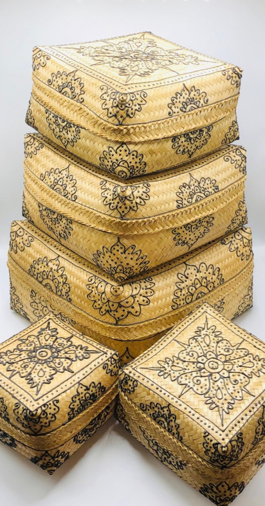 طقم مكون من 5 صناديق بداخل بعضها مع غطاء لكل صندوق مرسومه باليد (38سم، 34سم، 29سم، 25سم، 22سم)