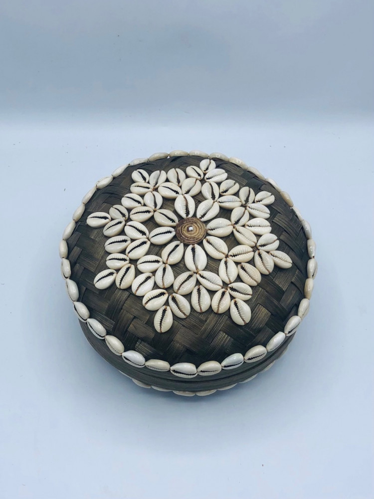 3 علب دائرية من الخوص مع غطاء مزينة بالقواقع (20سم ، 15سم ، 10سم)