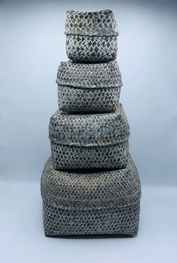 طقم مكون من 4 صناديق بداخل بعضها مع غطاء لكل صندوق لون رمادي (20سم, 16سم، 13سم، 10سم)