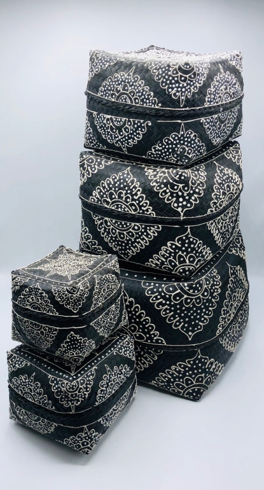 طقم مكون من 5 صناديق بداخل بعضها مع غطاء لكل صندوق مرسومه باليد (25سم، 20سم, 16سم، 13سم، 10سم)