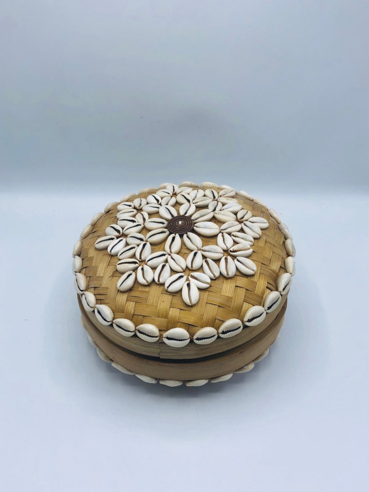 3 علب دائرية من الخوص مع غطاء مزينة بالقواقع (20سم ، 15سم ، 10سم)