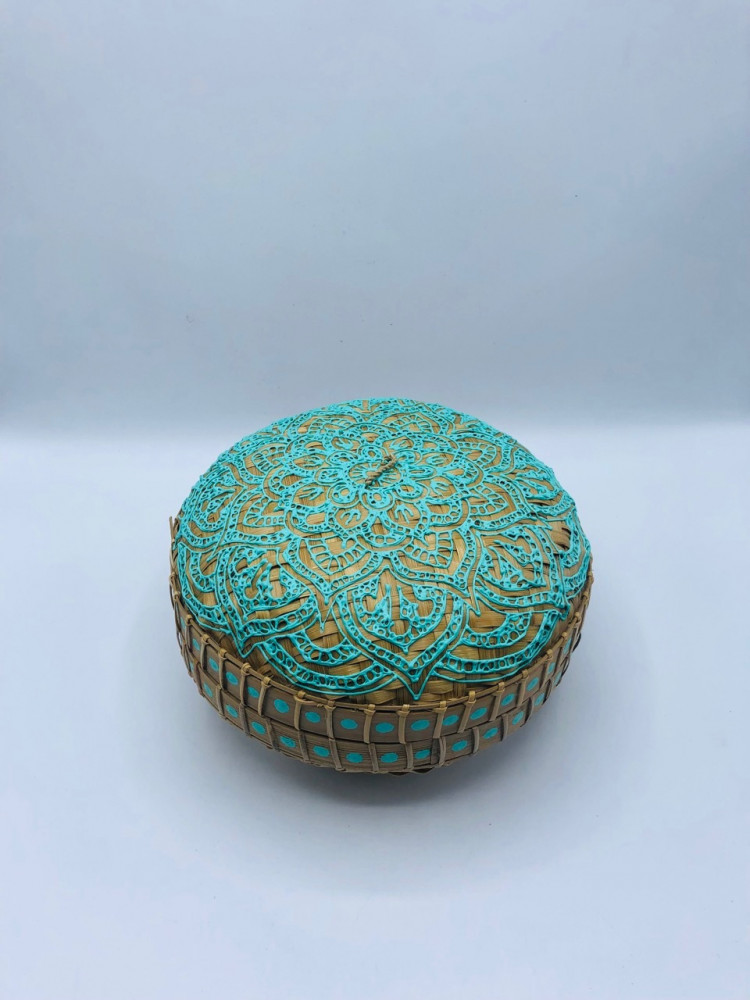 3 صناديق صغيرة  الحجم ( 20سم  ، 15سم ، 10سم ) بداخل بعضها مع غطاء لكل صندوق مع رسم نقط في الأطراف