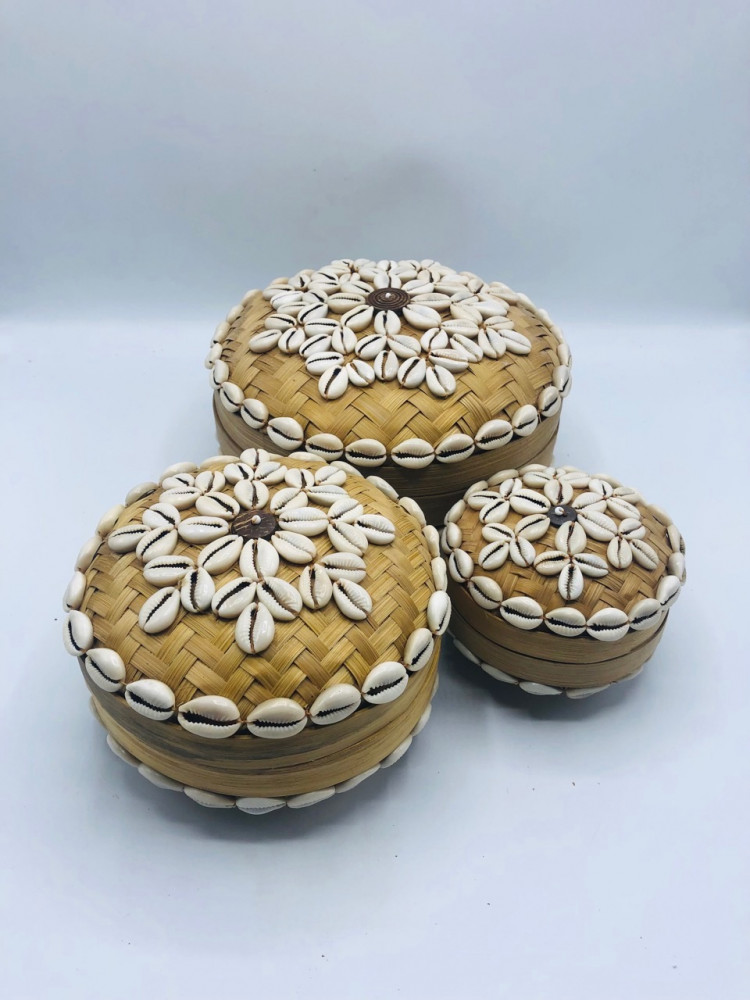 3 علب دائرية من الخوص مع غطاء مزينة بالقواقع (20سم ، 15سم ، 10سم)