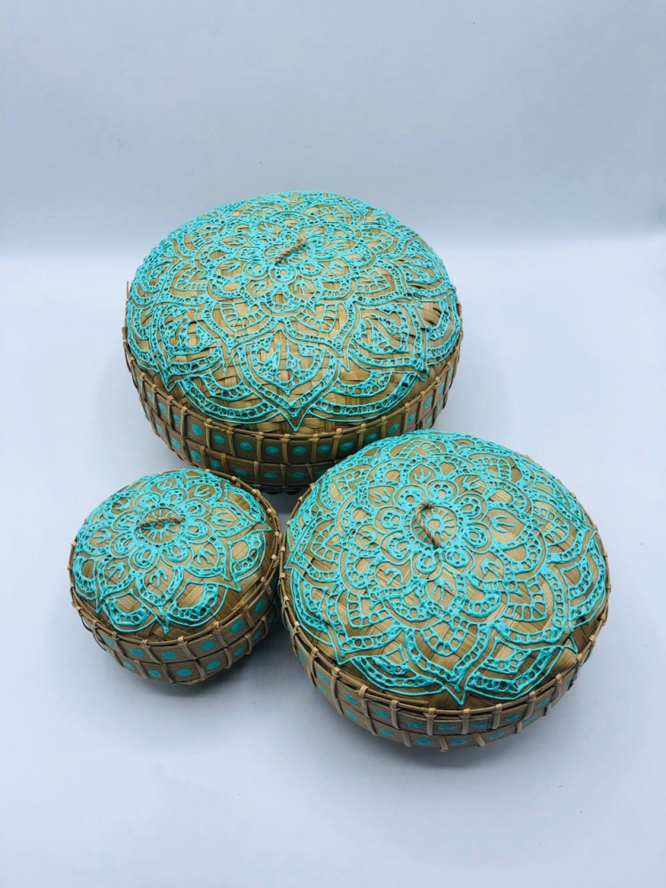 3 صناديق صغيرة  الحجم ( 20سم  ، 15سم ، 10سم ) بداخل بعضها مع غطاء لكل صندوق مع رسم نقط في الأطراف