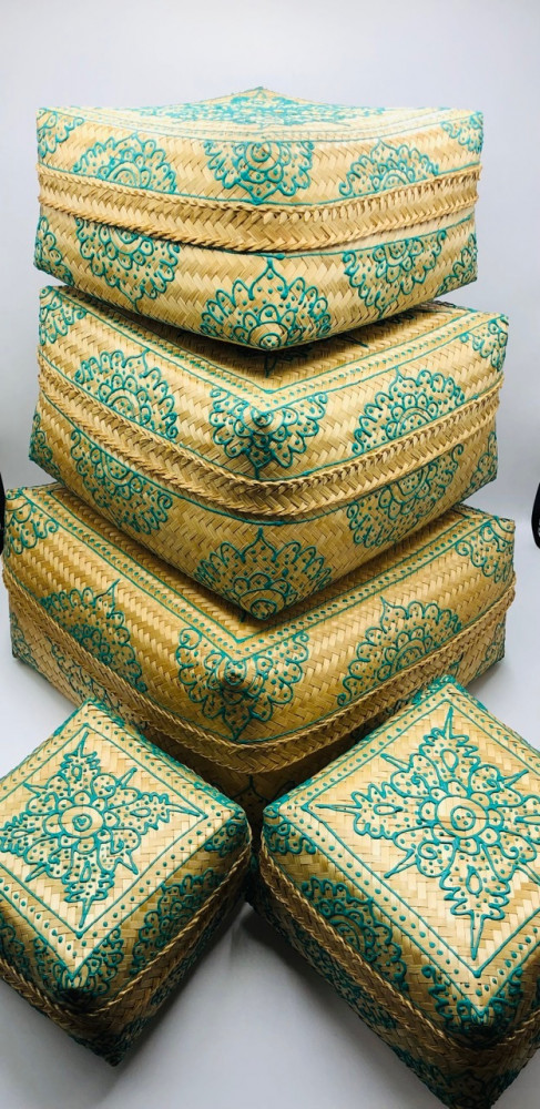 طقم مكون من 5 صناديق بداخل بعضها مع غطاء لكل صندوق مرسومه باليد (38سم، 34سم، 29سم، 25سم، 22سم)
