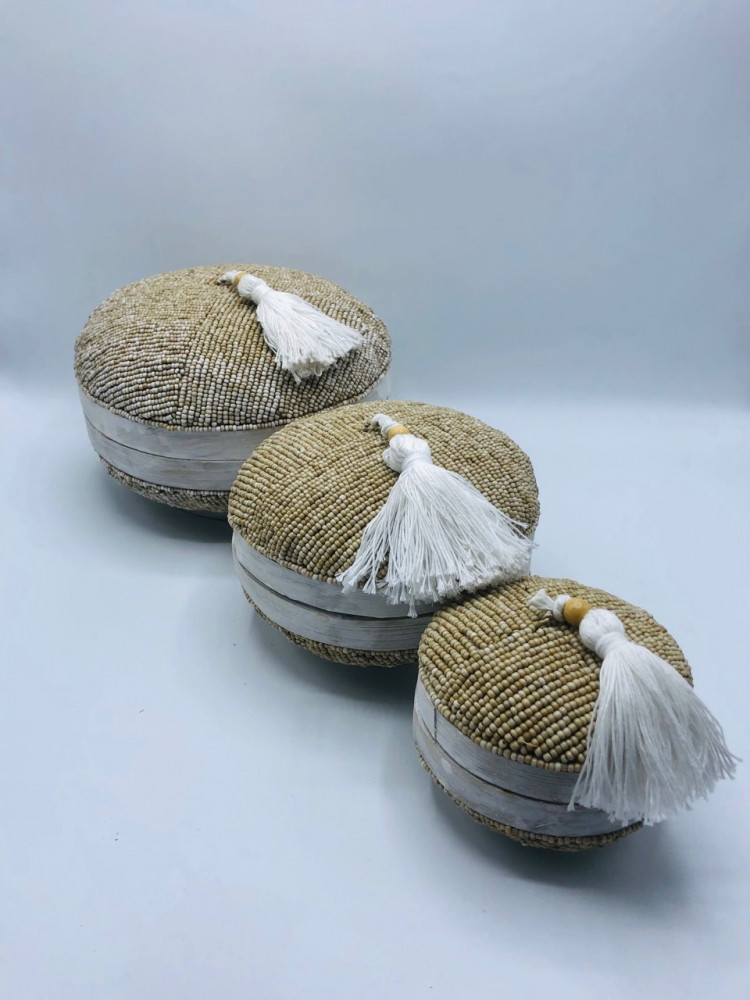 علب مدورة من الخوص مزينة بالخرز ( 20سم، 15سم، 10سم)
