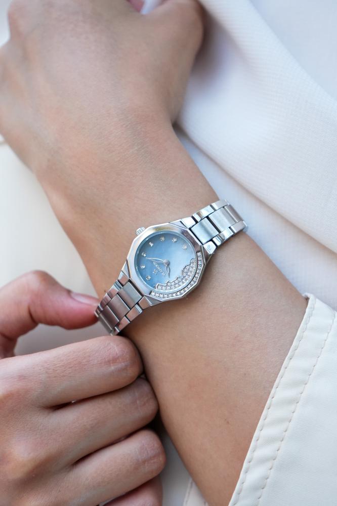Women's watch with steel strap in silver color