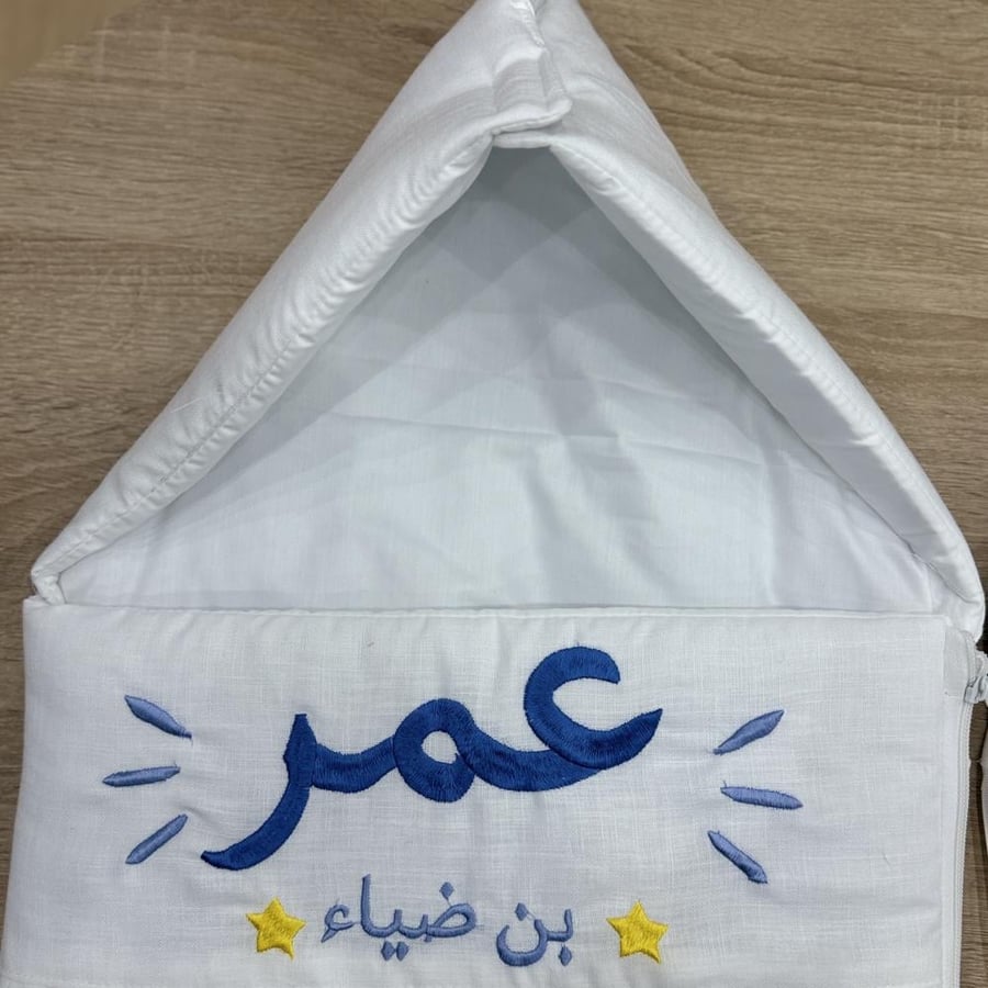 مدس استقبال مواليد لينن مطرز بالاسم مع قبعة